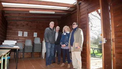 La Concejala de Medio Ambiente del Ayuntamiento de Camargo, Mar&iacute;a Jos&eacute; Fern&aacute;ndez, junto al edil de Desarrollo Local, Eugenio G&oacute;mez, han visitado el resultado de las obras realizadas en las Huertas Municipales Sostenibles