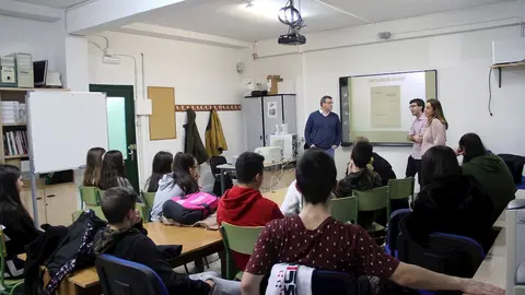 El concejal de consumo, Borja Sainz, en el IES Besaya