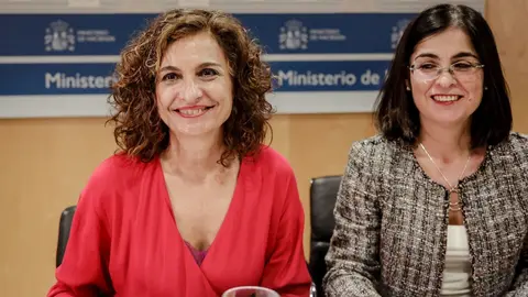 (I-D) La ministra de Hacienda, Mar&iacute;a Jes&uacute;s Montero, y la ministra de Pol&iacute;tica Territorial y Funci&oacute;n P&uacute;blica, Carolina Darias, presidiendo el Consejo de Pol&iacute;tica Fiscal y Financiera (CPFF) en el Ministerio de Hacienda, en Madrid (Espa&ntilde;a).