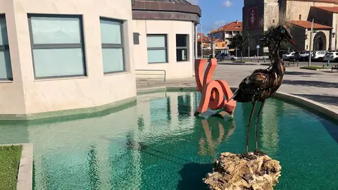 La Garza en su nueva ubicaci&oacute;n en el estanque de la oficina de turismo de Noja