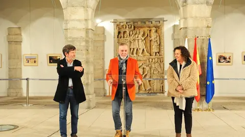 Poli Celis en la inauguraci&oacute;n de la muestra de sus fotograf&iacute;as sobre los campamentos saharauis en el Parlamento