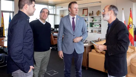 El consejero de Desarrollo Rural, Ganader&iacute;a, Pesca, Alimentaci&oacute;n y Medio Ambiente, Guillermo Blanco, recibe a representantes de la asociaci&oacute;n Cantabria ConBici