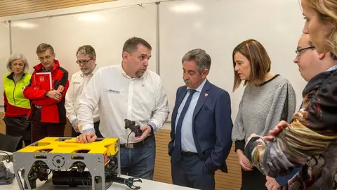 El presidente de Cantabria, Miguel &Aacute;ngel Revilla, y la consejera de Presidencia, Paula Fern&aacute;ndez, en la presentaci&oacute;n del dron submarino en el 112