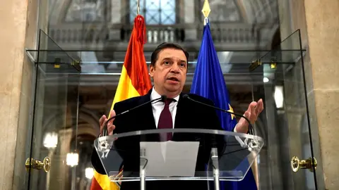 El ministro de Agricultura, Pesca y Alimentaci&oacute;n, Luis Planas en rueda de prensa despu&eacute;s de su reuni&oacute;n con el sector del aceite de oliva y la aceituna, en la sede del Ministerio, en Madrid (Espa&ntilde;a), a 6 de febrero de 2020.