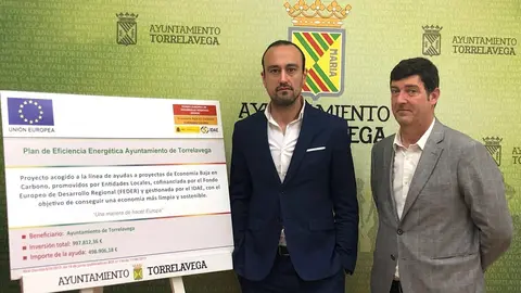 El alcalde de Torrelavega. Javier L&oacute;pez Estrada (ozda) y el concejal de Asuntos Europeos, Beni Bustillo, en la rueda de prenbsa