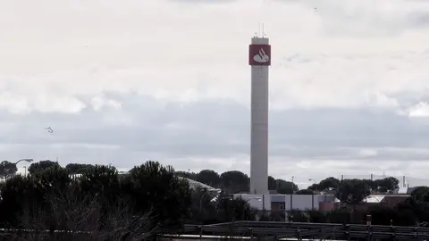 Logo del Banco Santander en lo alto de una construcci&oacute;n en la entrada a la Ciudad Financiera del Grupo Santander.