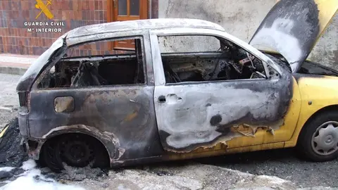 Coche calcinado en Colindres