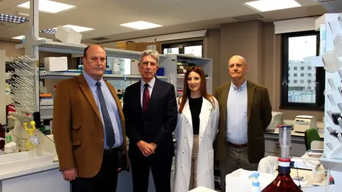 De izquierda a derecha, Juanjo Uriel Torre y Rodolfo Rodr&iacute;guez Campos, socios de BDR, con la becaria predoctoral del IBBTEC Ana Mart&iacute;n y el profesor Piero Crespo, del IBBTEC.