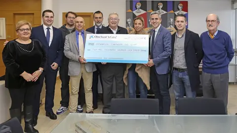 El vicepresidente regional y consejero de Universidades, Igualdad, Cultura y Deporte, Pablo Zuloaga, entrega la recaudaci&oacute;n de la Gala del Deporte C&aacute;ntabro a la Federaci&oacute;n C&aacute;ntabra de Surf
