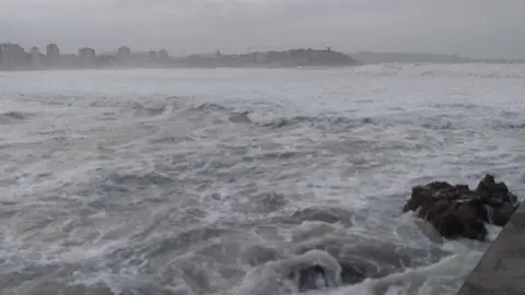 Oleaje en el mar Cant&aacute;brico, en Gij&oacute;n.