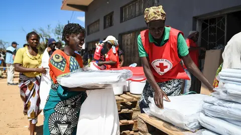 Reparto de ayuda humanitaria de Cruz Roja de Mozambique