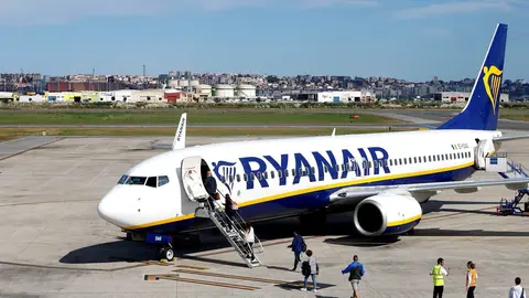 Avi&oacute;n Ryanair en el aeropuerto Seve Ballesteros de Santander
