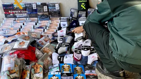 Prendas de ropa interior masculina intervenidas en el mercadillo de Colindres