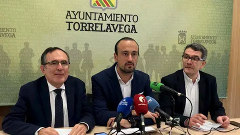 De izda a derecha: El primer teniente de alcalde de Torrelavega, Jos&eacute; Manuel Cruz Viadero; el alcalde Javier L&oacute;pez Estrada, y el concejal de Hacienda, Pedro P&eacute;rez Noriega