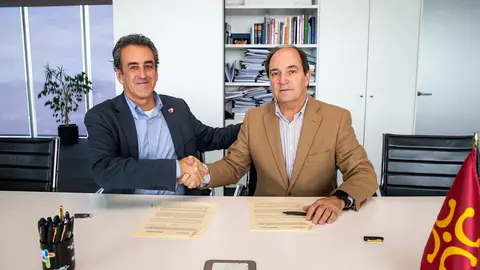 El consejero de Innovaci&oacute;n, Industria, Transporte y Comercio, Francisco Mart&iacute;n, y el presidente de la C&aacute;mara de Comercio de Cantabria, Modesto Pi&ntilde;eiro