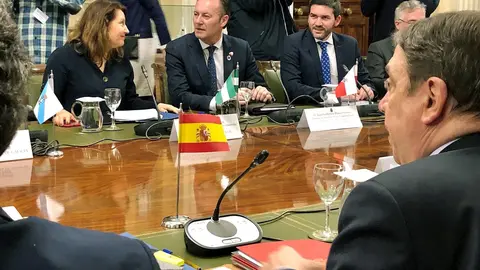 El consejero de Medio Rural de Cantabria, Guillermo Blanco, en la reuni&oacute;n con el ministro Luis Planas