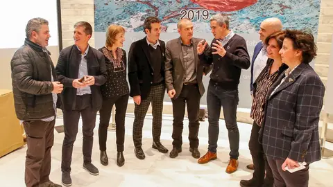 El vicepresidente, Pablo Zuloaga, con los premiados en la Gala de Premios Art&iacute;sticos Gobierno de Cantabria