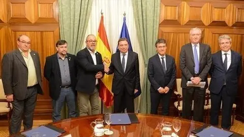 El ministro de Agricultura, Pesca y Alimentaci&oacute;n, Luis Planas, con representantes de Uni&oacute;n de Uniones