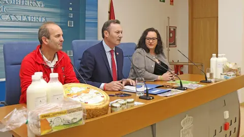 Guillermo Blanco junto al ganadero de la Granja Cuda&ntilde;a y la alcaldesa de Ruiloba