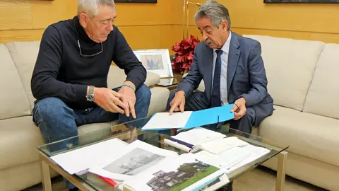 El presidente Miguel &Aacute;ngel Revilla con el alcalde de Bareyo