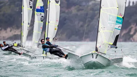 Diego Bot&iacute;n junto a Iago L&oacute;pez Marra, en el Mundial de la clase 49er.