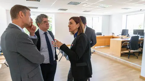 La consejera de Presidencia y Justicia, Paula Fern&aacute;ndez Via&ntilde;a, y el presidente del TSJC, Jos&eacute; Luis L&oacute;pez del Moral, visitas las mejoras de los juzgados de Medio Cudeyo