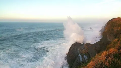 Olas en la costa c&aacute;ntabra. Oleaje en el litoral. Temporal mar&iacute;timo.