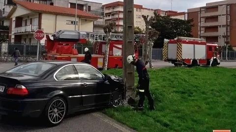 Bomberos 112 aseguran un poste de luz en Laredo tras impactar un veh&iacute;culo y por riesgo de ca&iacute;da