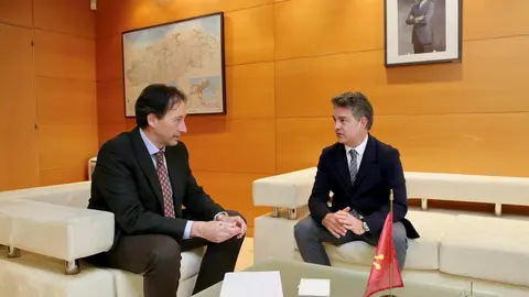 El consejero de Obras P&uacute;blicas con el alcalde de Selaya