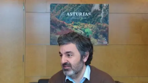 El consejero de Desarrollo Rural, Agroganader&iacute;a y Pesca, Alejandro Calvo, en su despacho en Oviedo.