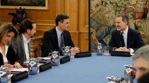 El presidente del Gobierno, Pedro S&aacute;nchez, junto al Rey Felipe VI en el Consejo de Ministros de este martes