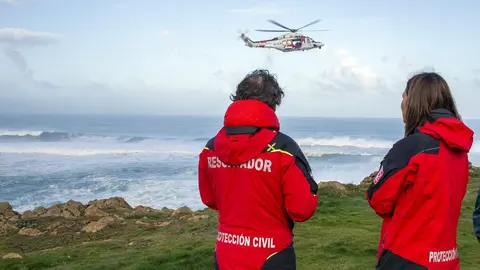 Busqueda del desaparecido en la costa de Liencres