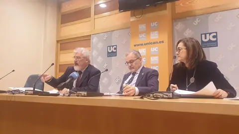 El rector de la UC, &Aacute;ngel Pazos; el vicerrector de Cultura y Participaci&oacute;n Social, Tom&aacute;s Mantec&oacute;n; y la directora del &aacute;rea de Igualdad, Conciliaci&oacute;n y Responsabilidad Social de la UC, Montserrat Cabr&eacute;