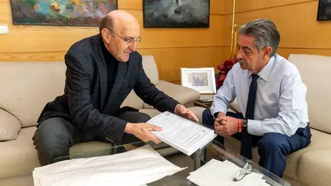 El presidente con el alcalde de San Felices de Buelna