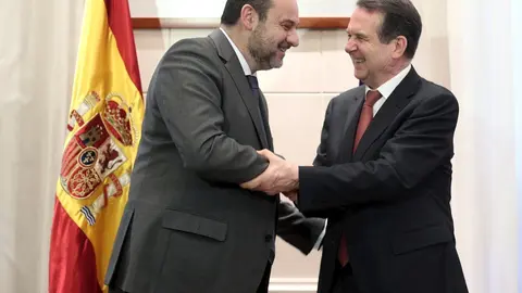 El ministro de Transportes, Movilidad y Agenda Urbana, Jos&eacute; Luis &Aacute;balos saluda al presidente de la Federaci&oacute;n Espa&ntilde;ola de Municipios y Provincias (FEMP),  Abel Caballero tras su reuni&oacute;n en el Ministerio de Transportes, en Madrid (Espa&ntilde;a), a 19 de febrero 