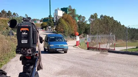 Furgoneta entrando al vertedero de Meruelo