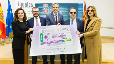 El vicepresidente de Cantabria, Pablo Zuloaga (centro), la consejera de Empleo, Ana Bel&eacute;n &Aacute;lvarez (izda) y representantes de la ONCE presentan el cup&oacute;n conmemorativo del D&iacute;a de la Igualdad Salarial para el 22 de febrero