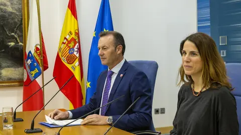 El consejero de Desarrollo Rural, Ganader&iacute;a, Pesca, Alimentaci&oacute;n y Medio Ambiente de Cantabria, Guillermo Blanco, y Ana Gracia, de la Asociaci&oacute;n Red Cambera