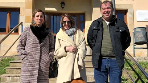 La consejera de Econom&iacute;a y Hacienda, Mar&iacute;a S&aacute;nchez, ha mantenido en San Miguel de Aguayo una reuni&oacute;n de trabajo con el alcalde y el primer teniente de alcalde, Eduardo Gutierrez y Mar&iacute;a Ruiz