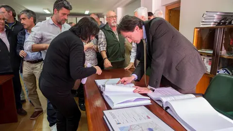 El consejero de Obras P&uacute;blicas, Ordenaci&oacute;n del Territorio y Urbanismo, Jos&eacute; Luis Gochicoa, presenta el proyecto de mejora de la carretera del Alto de La Escrita-La Matanza