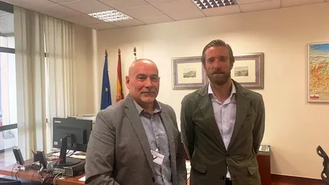 El concejal de Comercio, Ganader&iacute;a e Industria de Pi&eacute;lagos, Alfredo Rodr&iacute;guez (izda), y el director general de Transportes del Gobierno regional, Felipe Pi&ntilde;a