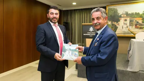 El presidente de Cantabria, Miguel &Aacute;ngel Revilla, en la presentaci&oacute;n de libro 'Solares solo sabe a agua, un balneario hist&oacute;rico'