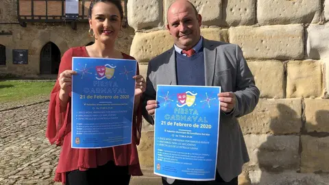 El alcalde de Santillana del Mar, &Aacute;ngel Rodr&iacute;guez, y la concejala de Juventud y Festejos, Paula P&eacute;rez