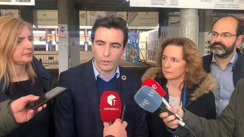 Pedro Casares con Isabel Fern&aacute;ndez y Noelia Cobo en el MNG de Torrelavega