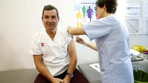    Cantabria ha iniciado este jueves su campa&ntilde;a de vacunaci&oacute;n contra la gripe, para la que se han adquirido 115.4000 vacunas, incidiendo en la importancia de que m&aacute;s profesionales sanitarios se la administren para no contagiar a sus pacientes