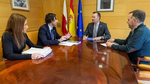 El consejero de Medio Ambiente, Guillermo Blanco, y el alcalde de Astillero, Javier Fern&aacute;ndez Sober&oacute;n se comprometen a ir de la mano para solucionar el problema de los malos olores en Guarnizo