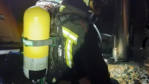 EuropaPress_2663743_Extinci&oacute;n_del_incendio_de_una_casa_en_Reinosa