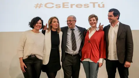 El vicepresidente de la Junta de Castilla y Le&oacute;n, Francisco Igea, junto a otros representantes de la plataforma de afiliados cr&iacute;ticos Cs Eres T&uacute;.
