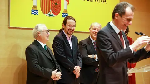 El nuevo ministro de Universidades, Manuel Castells (1i) y el vicepresidente de Derechos Sociales y Agenda 2030, Pablo Iglesias (2i), durante  intervenci&oacute;n del ministro de Ciencia e Innovaci&oacute;n, Pedro Duque
