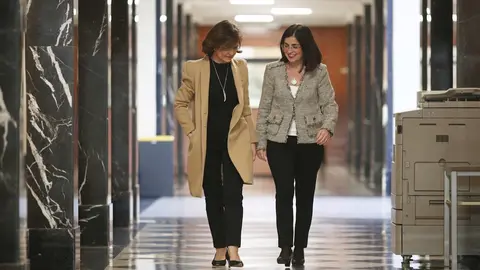 La vicepresidenta primera y ministra de la Presidencia, Relaciones con las Cortes y Memoria Democr&aacute;tica, Carmen Calvo (izq) y la Ministra de Pol&iacute;tica Territorial y Funci&oacute;n P&uacute;blica, Carolina Darias (dech).